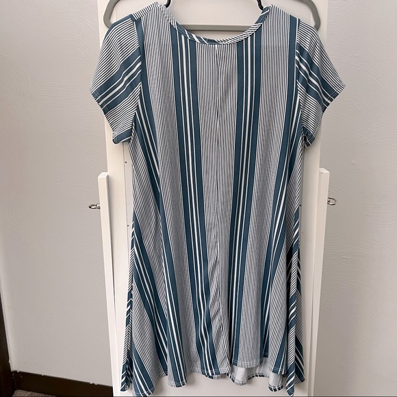 Discreet blue/white stripe dress - Picture 4 of 4